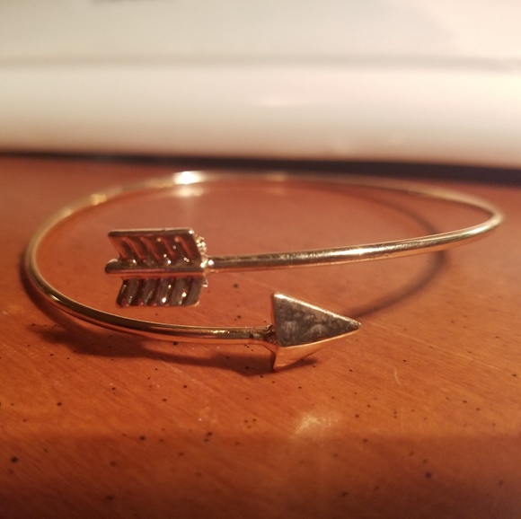 Bracelet Arrow Adjustable Gold Color Unique Style - Picture 2 of 4